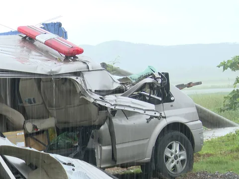 Xe cứu thương gặp nạn trên đường chở người đi cấp cứu, 4 người bị thương