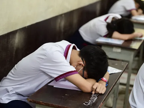 Nam sinh ngủ quên trong phòng thi tốt nghiệp được học dự bị đại học