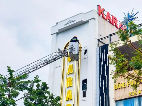 Đà Nẵng: Cháy quán karaoke, lực lượng PCCC phải đục tường để dập lửa