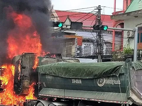 Đang dừng đèn đỏ, xe đầu kéo bỗng bốc cháy dữ dội