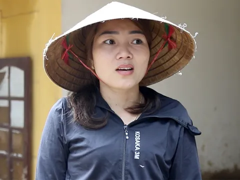 Nữ giáo viên trôi theo nước lũ, thoát chết nhờ chồng túm tóc kéo lên