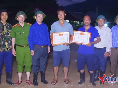 Khen thưởng trưởng bản cùng người dân cứu 19 người mắc kẹt trong lũ