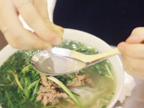 Chuyên gia Ấn Độ khuyên "không nên vắt chanh vào tô phở đang nóng"