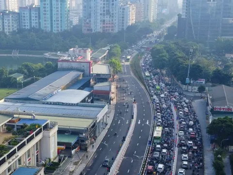 Hà Nội: Hầm chui Lê Văn Lương vừa thông xe đã kẹt cứng hàng cây số