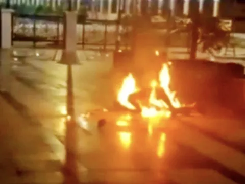 Bình Dương: Nam thanh niên bốc cháy như ngọn đuốc giữa phố đi bộ