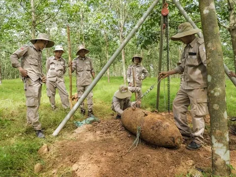 Quảng Trị: Phát hiện 2 quả bom "khủng" trong vườn cao su