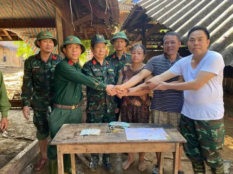 Phát hiện két sắt dưới lớp bùn sau lũ, bộ đội bàn giao lại cho dân