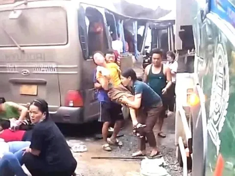 Xe chở công nhân va chạm với xe tải, gần 20 người bị thương