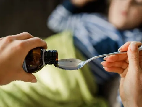 Ấn Độ kiểm tra các mẫu siro trị ho nghi gây tử vong 66 trẻ