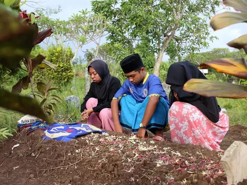 Nỗi đau của những gia đình có người thân ra đi sau vụ bạo loạn sân cỏ ở Indonesia