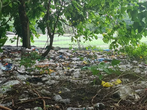 Thanh Hoá: Rác thải ngập công viên giữa lòng thành phố