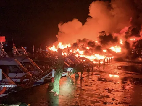 Hội An: 5 tàu du lịch, 3 cano cháy lớn ngay trong đêm