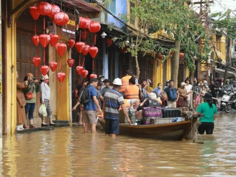 Phố cổ Hội An chìm trong biển nước, du khách dùng thuyền để di chuyển