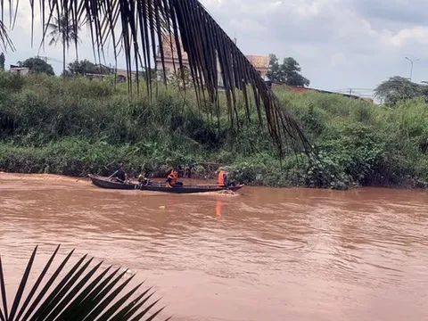 Theo mẹ đi thả cá phóng sinh, bé trai 2 tuổi rơi xuống sông mất tích