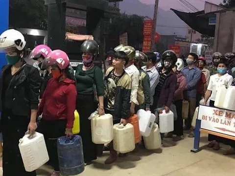 TP HCM: Bệnh nhân xếp hàng mua xăng tặng bác sĩ