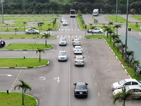 Siết chặt đào tạo, nghiêm cấm học viên tự lái ôtô ra đường