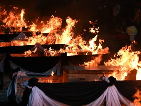 Đau lòng lễ hoả táng tập thể các nạn nhân vụ xả súng đẫm máu tại nhà trẻ ở Thái Lan