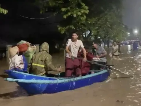 TP Quy Nhơn ngập nặng, người dân chèo thuyền giữa phố