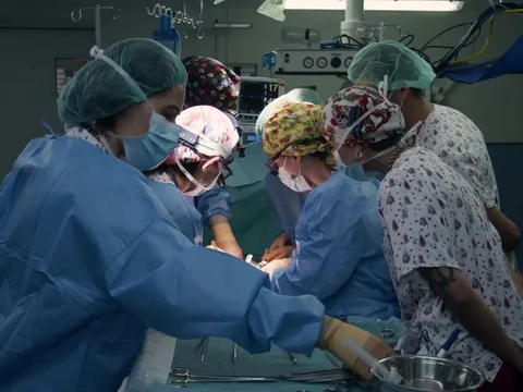 Em bé 1 tuổi đầu tiên trên thế giới được ghép ruột từ một người đã ngừng tim