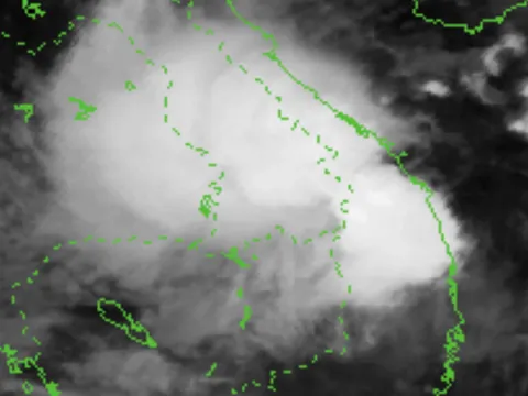 Bão Sơn Ca suy yếu thành áp thấp nhiệt đới, miền Trung vẫn tiếp tục mưa lớn