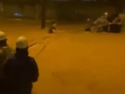 Đà Nẵng: Lực lượng chức năng căng dây giải cứu người dân giữa dòng nước lũ trong đêm