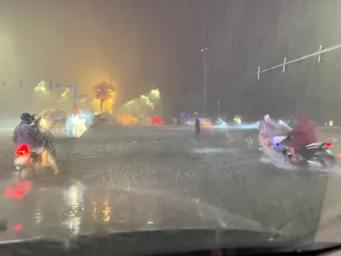 Mưa lớn kinh hoàng ở Đà Nẵng, người dân chạy lũ trong đêm