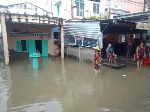 Người dân ở TP Bạc Liêu khốn khổ vì mưa lũ và triều cường