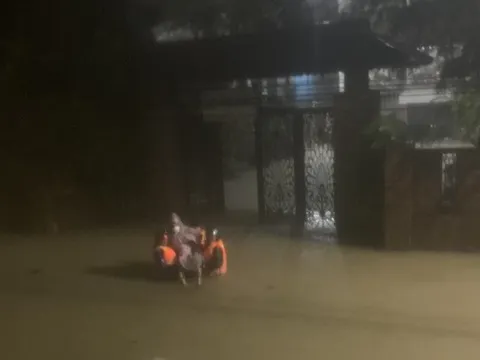 Thừa Thiên - Huế: Kịp thời đưa người đàn ông suy tim vượt lũ đi cấp cứu trong đêm