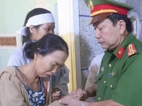 Mẹ của trung uý công an khóc ngất khi con hy sinh sau đêm lũ lịch sử ở Đà Nẵng