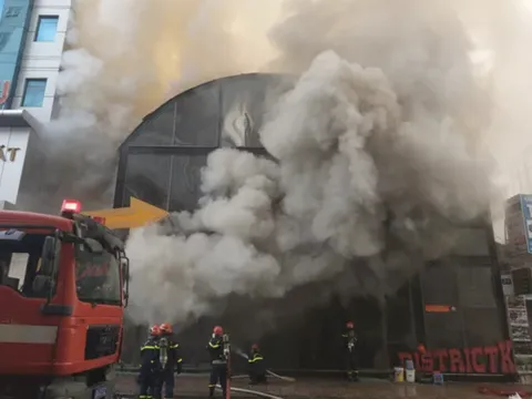 TP HCM: Cháy lớn ở quán bar gần chợ Bến Thành