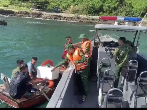 Quảng Ninh: Cứu sống 3 ngư dân bị đắm ở vùng biển Cô Tô