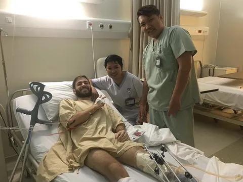 Người đàn ông ngoại quốc bị xe tải cán suýt mất đôi chân quay trở lại Việt Nam cảm ơn bác sĩ