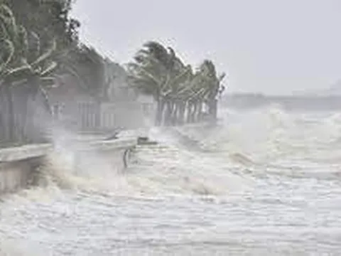 Bão số 6 đang cách quần đảo Hoàng Sa khoảng 190 km, sóng biển gần tâm bão cao 10m