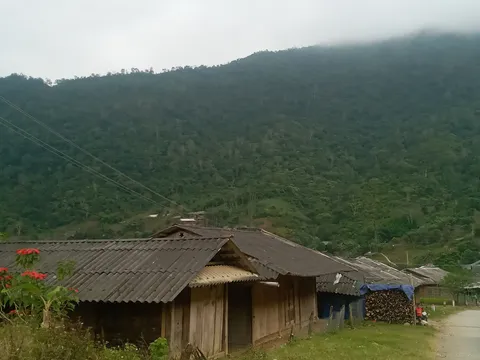 Thanh Hóa: Cán bộ xã ăn chặn tiền điện của người nghèo