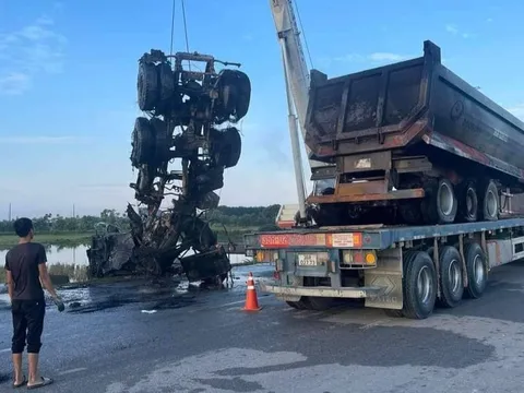 Thanh Hóa: Xe tải đối đầu, cả 2 tài xế đều tử vong trong cabin