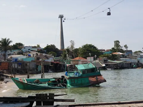 Kiên Giang: Kịp thời kéo 6 tàu cá bị sóng đánh dạt vào bờ