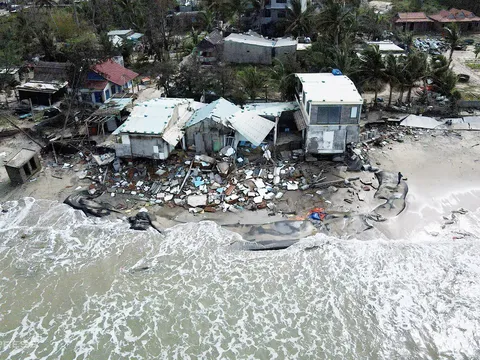 Nhiều ngôi nhà ven biển Hội An bị sóng biển đánh sập