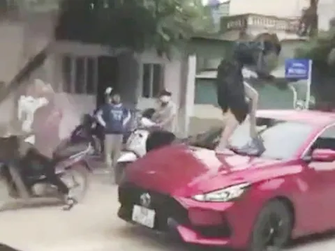 Người phụ nữ đạp vỡ kính ô tô, cắn đứt tai "tiểu tam" vì ghen