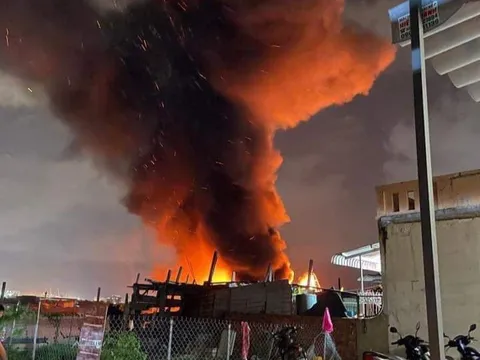 Vũng Tàu: Tàu cá bốc cháy nghi ngút, ngọn lửa bùng cao hơn chục mét
