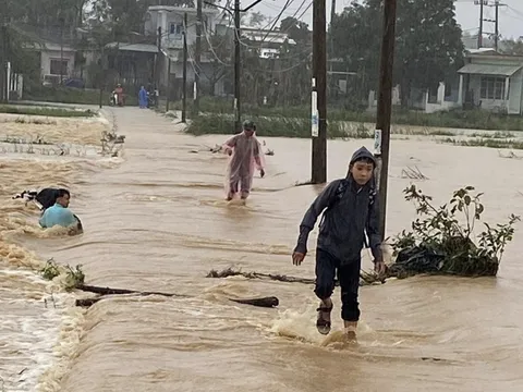 Đà Nẵng: Nước lũ chảy xiết cuốn trôi xe điện của một học sinh