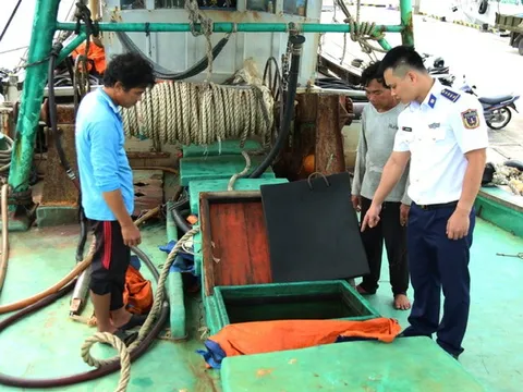 Bắt giữ 2 tàu cá chở dầu DO không rõ nguồn gốc