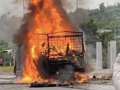 Xe tải chở đồ từ thiện cháy lớn trên đường, thiêu rụi số hàng hoá giá trị khoảng 200 triệu đồng