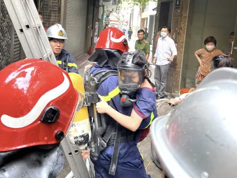 Hà Nội: Lực lượng PCCC giải cứu 9 người mắc kẹt trong 2 vụ cháy liên tiếp