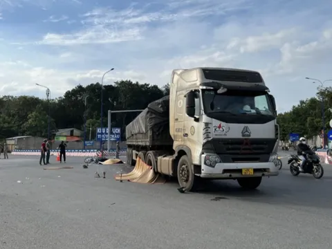 Bình Dương: Xe container va chạm xe máy, 4 người tử vong thương tâm