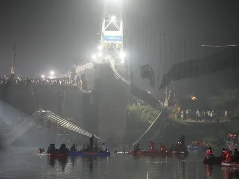 Vụ cầu treo gẫy khiến 141 người chết ở Ấn Độ: Xuất hiện video ghi lại cảnh nhóm thanh niên cố ý rung lắc cầu