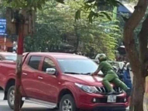 Tài xế rồ ga, phóng xe chở theo cảnh sát trên nắp capo