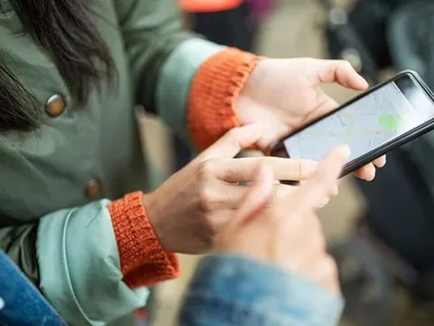 Từ 12/12, hộ nghèo sẽ được hỗ trợ mua điện thoại thông minh