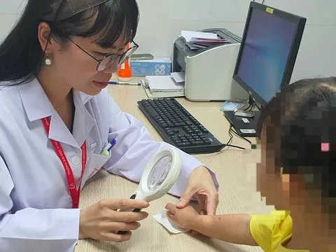 Bé 18 tháng tuổi mắc bệnh giang mai, ngã ngửa khi cả bố và mẹ cũng dương tính