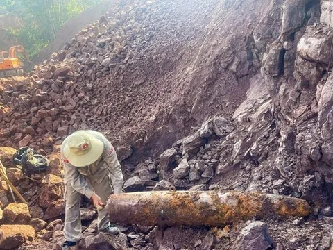 Quảng Trị: Phát hiện quả bom nặng 227kg khi khắc phục sạt lở trên tuyến Quốc lộ 15D