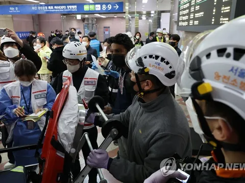 Hàn Quốc: Đoàn tàu chở 275 người trật bánh khiến 30 người bị thương